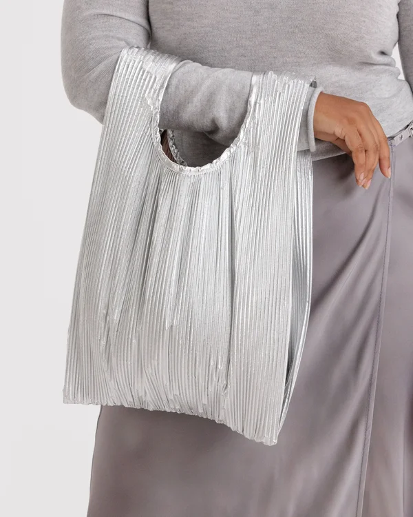 Pleated Baggu - Chrome Metallic - Material: polyester